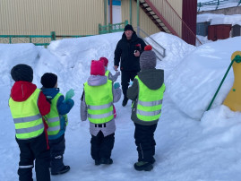 Отряд ЮПИД "Эрудит" подготовил для родителей "Памятки по безопасности детей на дорогах".