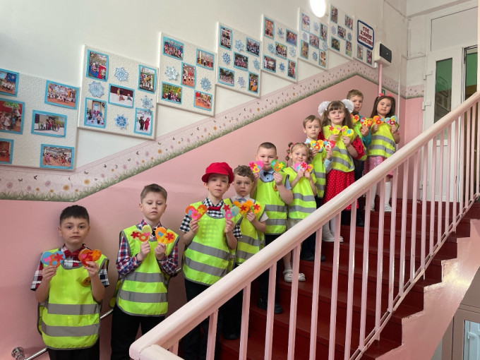 Отряд ЮПИД "Эрудит" подготовил для родителей "Памятки по безопасности детей на дорогах".